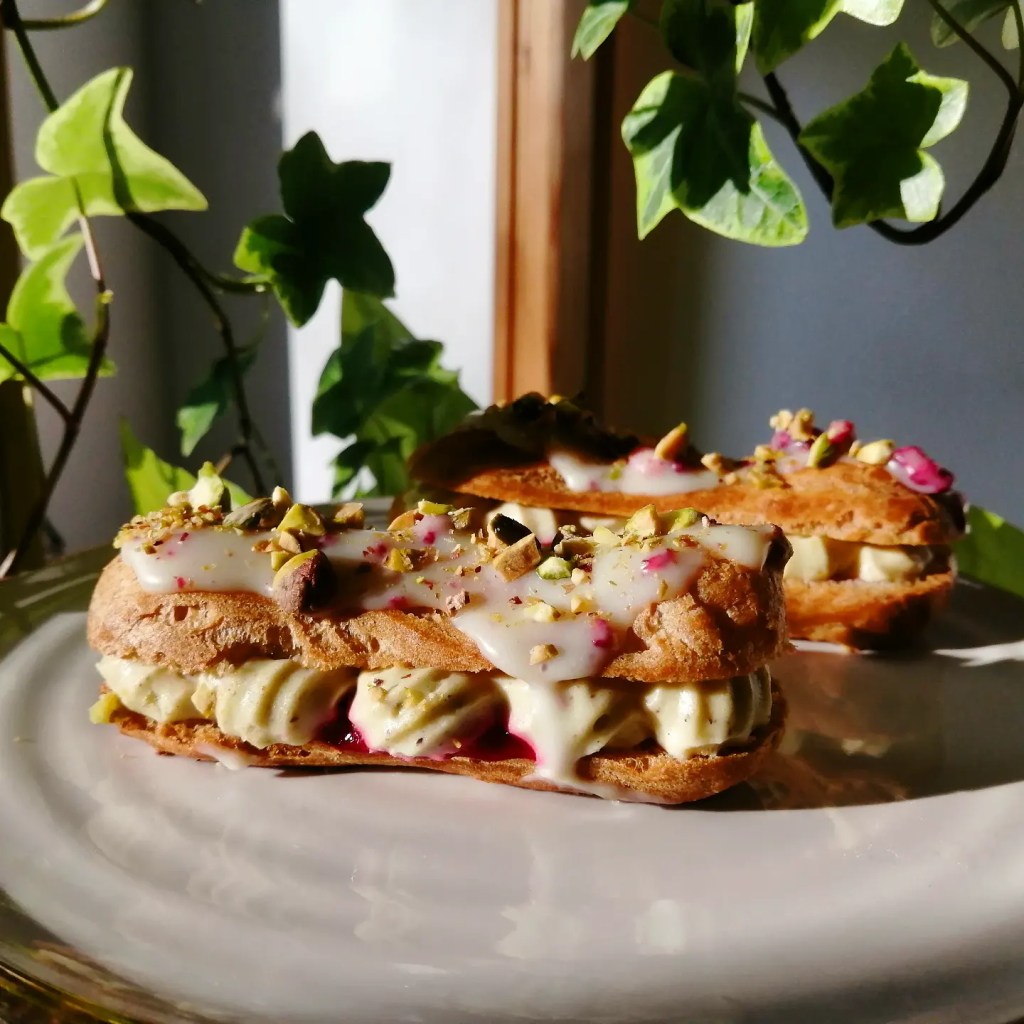  eklery pistacjowe z malinami