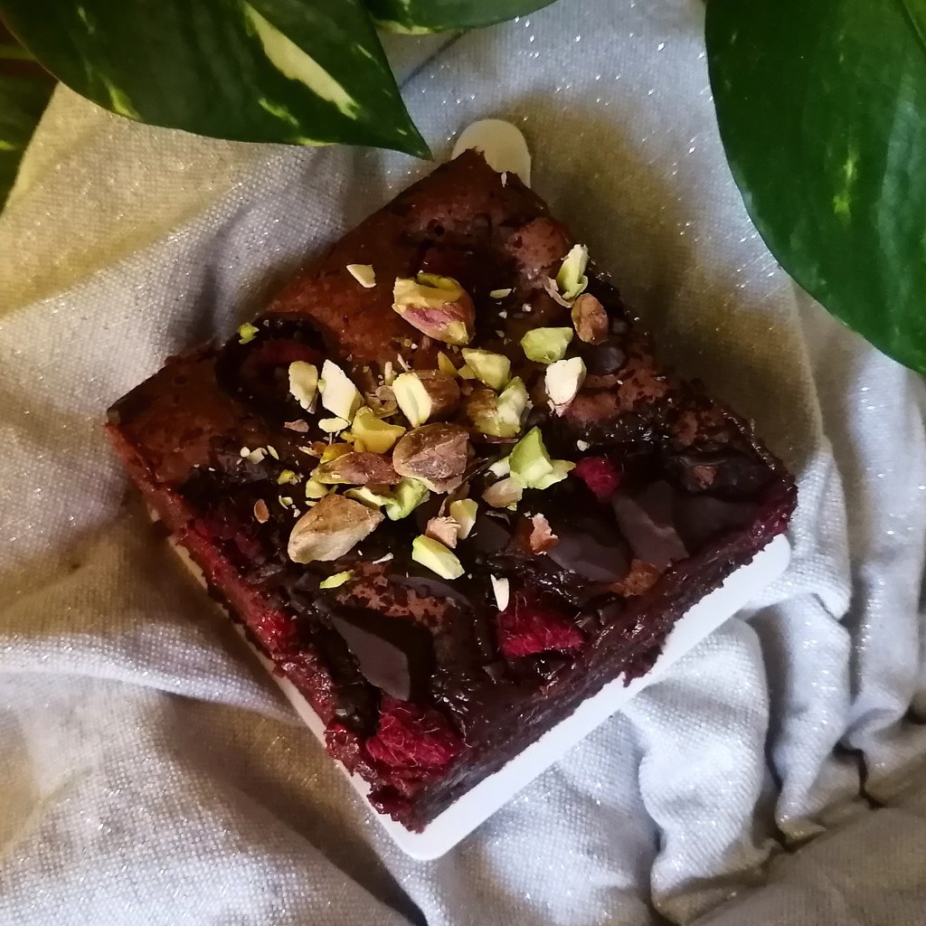 słodki stół browni z malinami